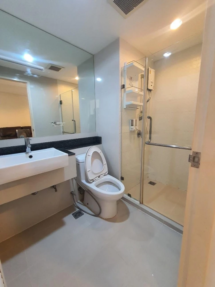 Urgently for rent: The Kris Ratchada 17, ready to move in, spacious living space, great value, you'll regret it if you miss it.