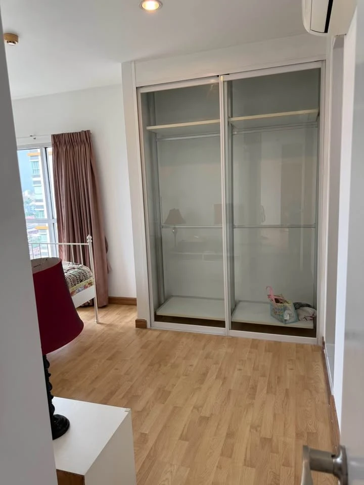 Urgent rental: The Parkland Taksin-Thapra. Spacious unit with ample living space at a great price. Book now—don't miss out!