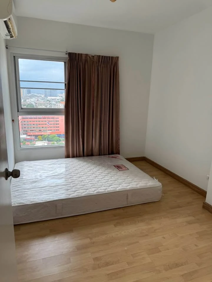 Urgent rental: The Parkland Taksin-Thapra. Spacious unit with ample living space at a great price. Book now—don't miss out!