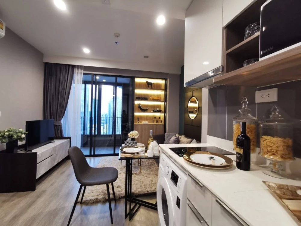Condo for rent immediately! Ideo Mobi Asoke, 27th floor, high floor with stunning views. Fully furnished with appliances. Just bring your suitcase and