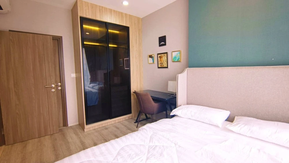 Condo for rent immediately! Ideo Mobi Asoke, 27th floor, high floor with stunning views. Fully furnished with appliances. Just bring your suitcase and
