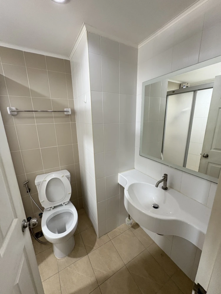 U Delight Bang Sue Station, top floor, great view, separate kitchen Good front loading washing machine. Book now.