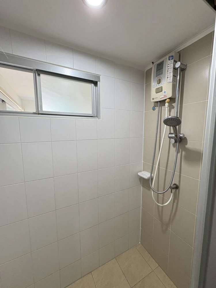 U Delight Bang Sue Station, top floor, great view, separate kitchen Good front loading washing machine. Book now.