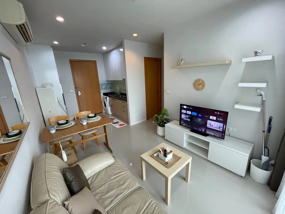 Super Wow Circle Condominium for rent or sale, high floor room, good view, excellent decoration, guaranteed. Finfer, hurry to reserve.