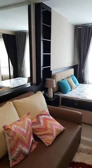 Vacant room for rent at JW Condo @ Don Mueang. It's very easy to find food and travel is very convenient. Just bring your clothes and you can move in.