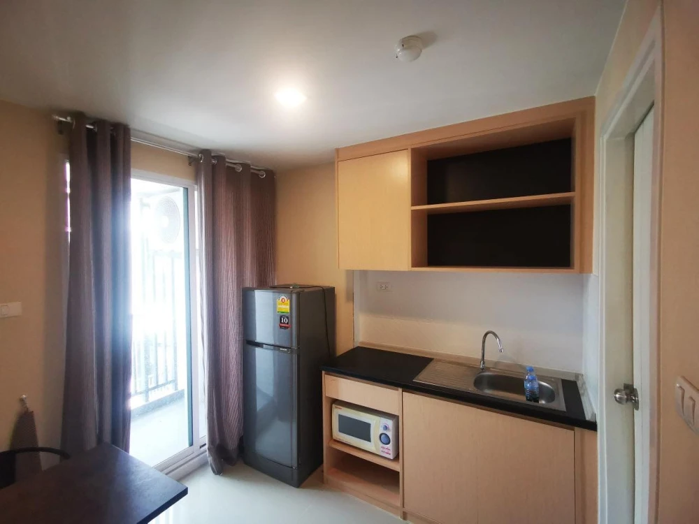 Vacant room for rent at JW Condo @ Don Mueang. It's very easy to find food and travel is very convenient. Just bring your clothes and you can move in.