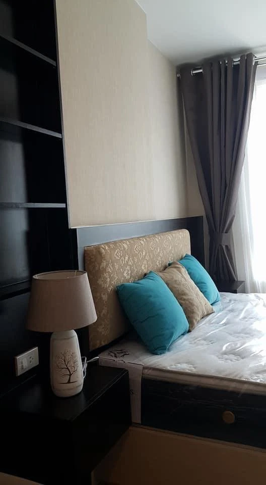 Vacant room for rent at JW Condo @ Don Mueang. It's very easy to find food and travel is very convenient. Just bring your clothes and you can move in.
