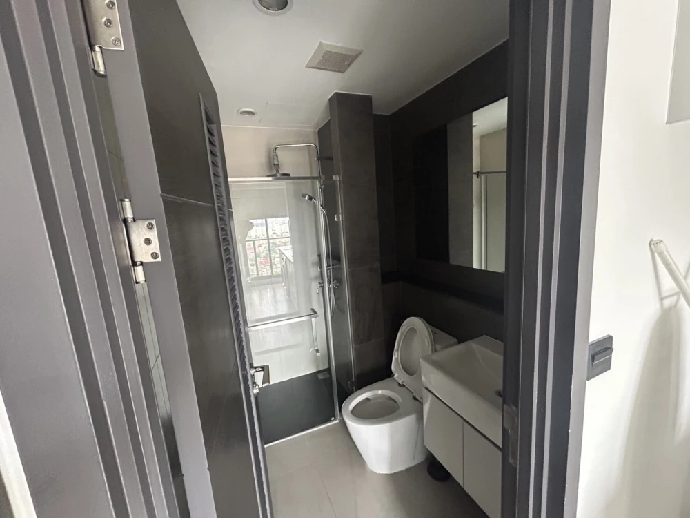 Available room for rent, Urbano Ratchawithi, luxury condo in Thon area, small unit, quiet