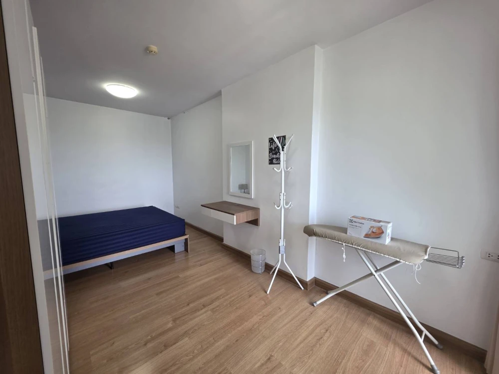 The room is in a very good position, not far from the elevator, not next to the garbage room, pool view, rent at Supalai Park Ratchaphruek-Phetkasem