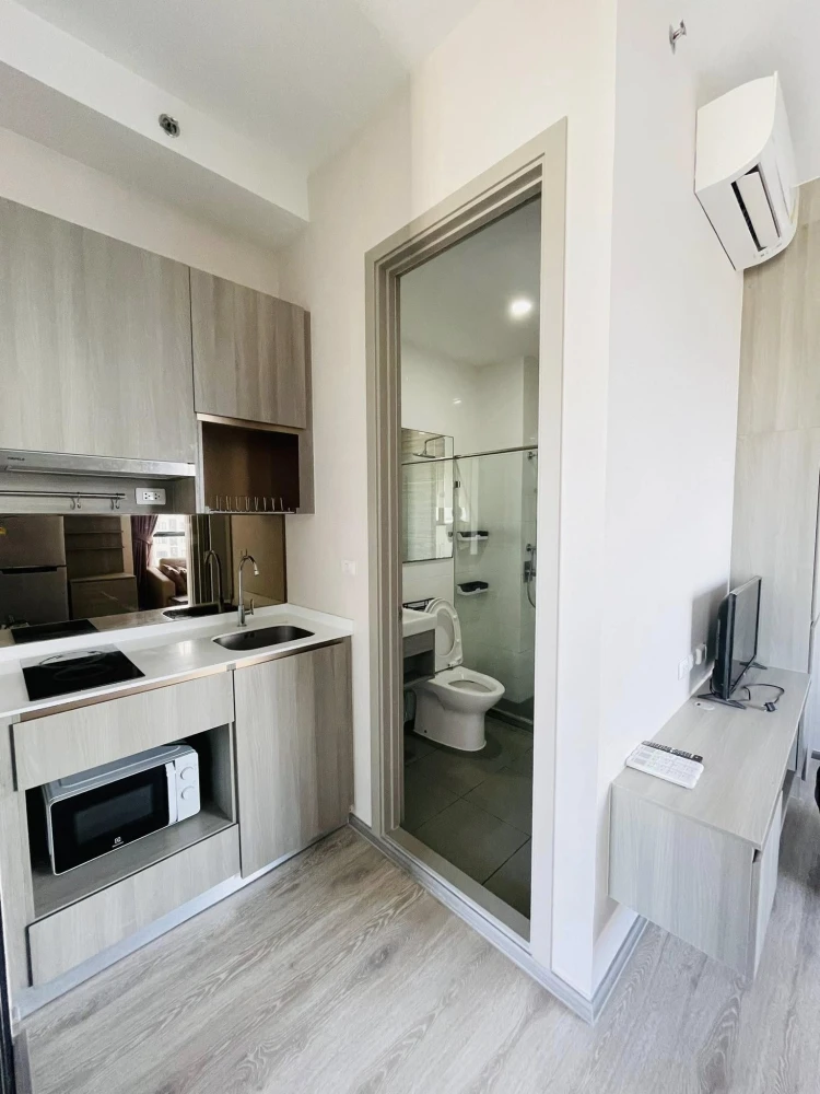 For rent: Knightsbridge Prime On Nut, a room with beautiful built-in walls and quality furniture. You can't miss this opportunity to reserve it.