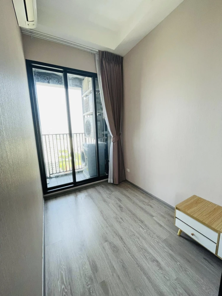 For rent: Knightsbridge Prime On Nut, a room with beautiful built-in walls and quality furniture. You can't miss this opportunity to reserve it.