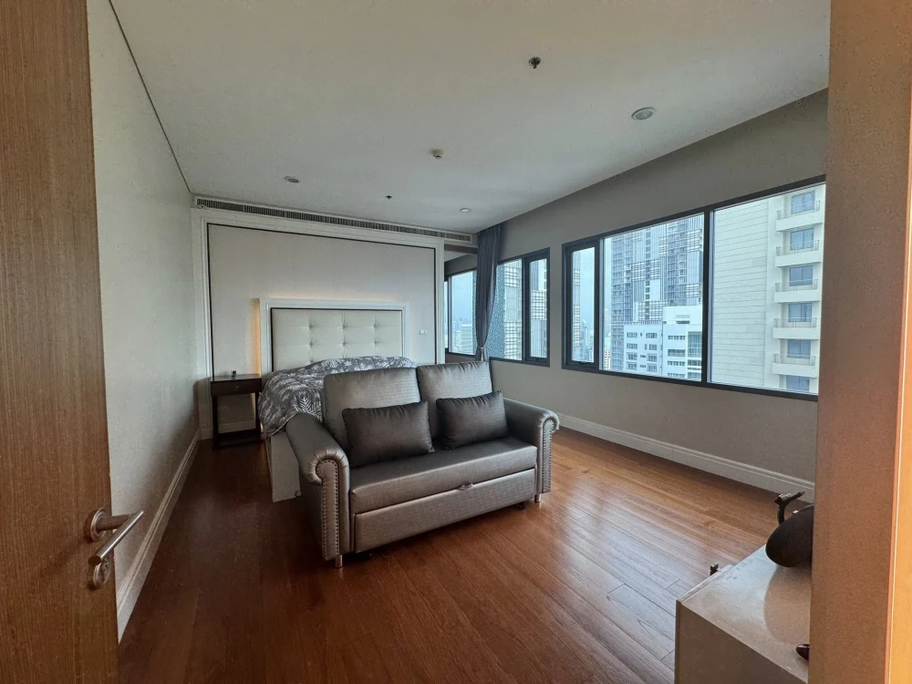 Rent / Sale Condo Bright Sukhumvit 24, spacious room, luxurious decoration, beautiful view, can't miss it.