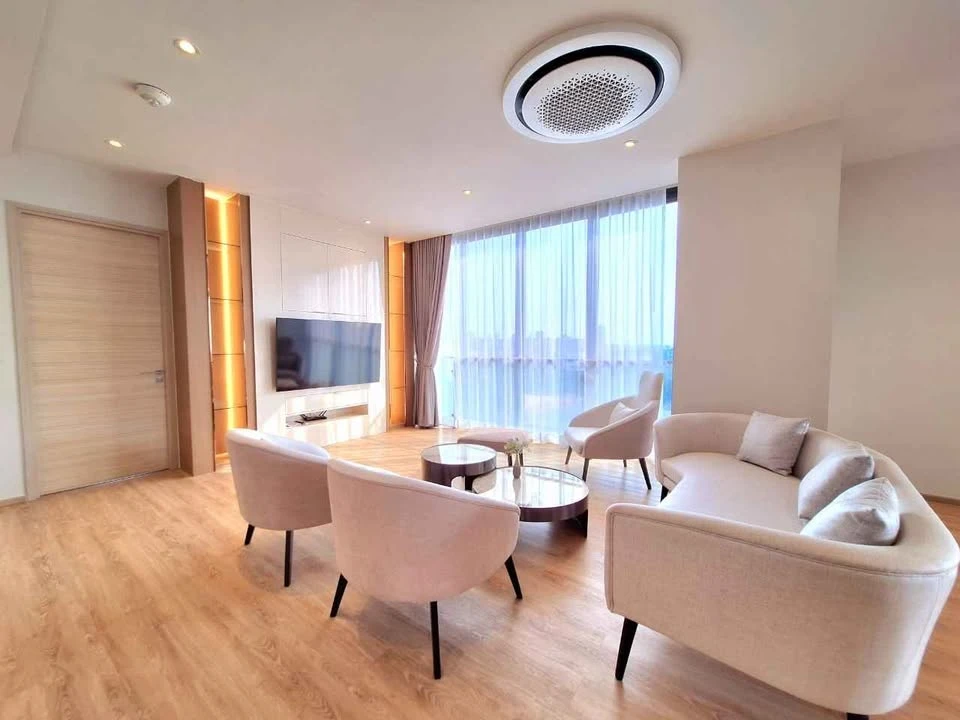 Bearing Residence: Luxury Serviced Apartment near BTS Bearing