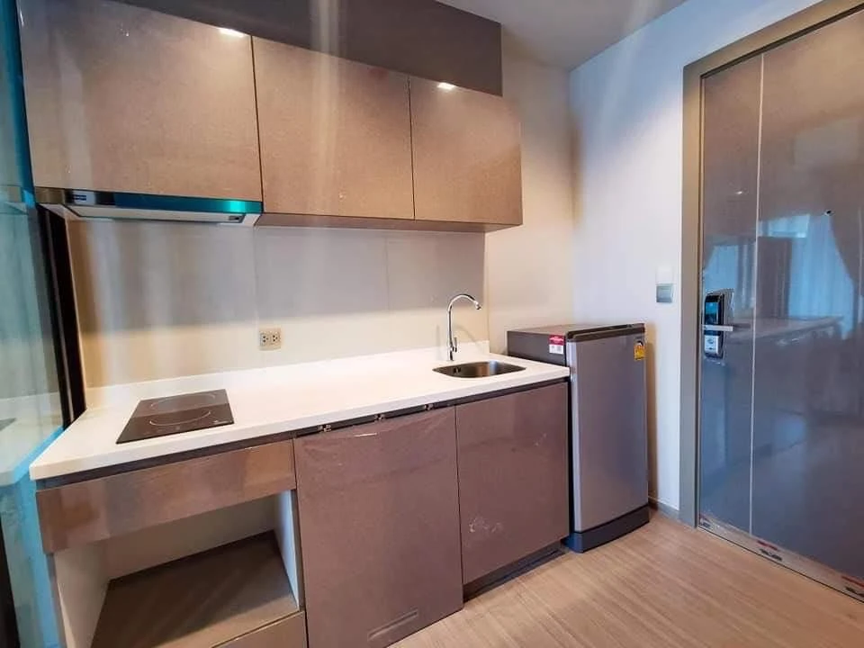 For rent: Life Asoke-Rama 9, ready to move in, fully furnished, appliances included, just bring your own luggage and move in. Don't miss out!
