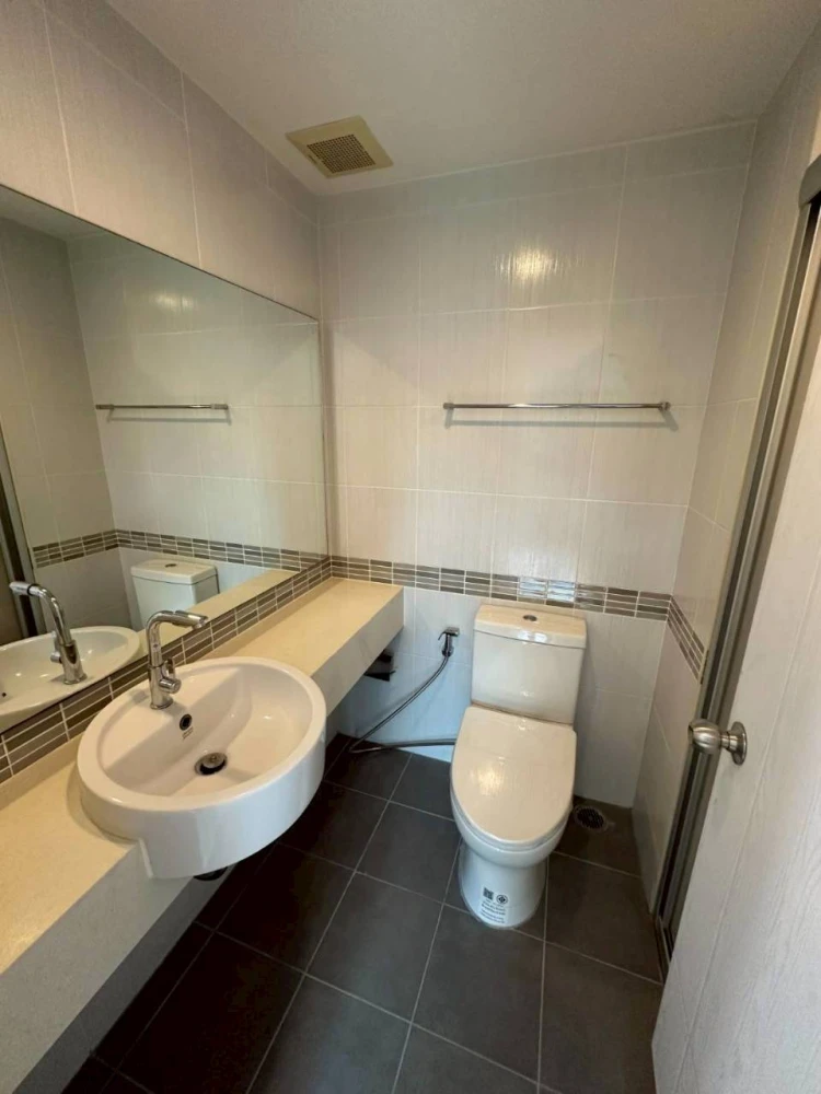 Condo for rent at Lumpini Place Boromarajonani - Pinklao. Separate rooms, well-divided zones. Good price. Come and reserve now. Don't miss out!