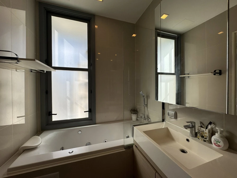 Condo for rent at Q Asoke, 2 bedrooms, 2 bathrooms, 20th floor, beautiful view, fully furnished, complete with appliances. Book now, don't miss out!