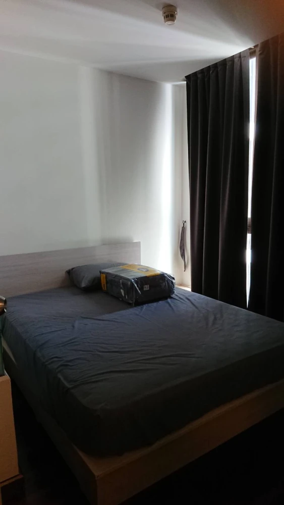 Condo for rent Ideo Sathorn-Taksin, comfortable bed. The room is divided into proportions. Ready to move in. Reserve now.