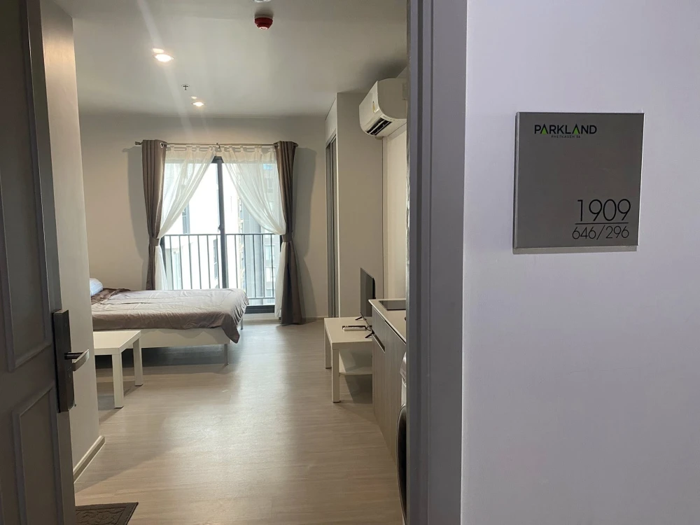 For rent, The Parkland Phetkasem 56, 19th floor, fully furnished, ready to move in. If interested, hurry and reserve now.