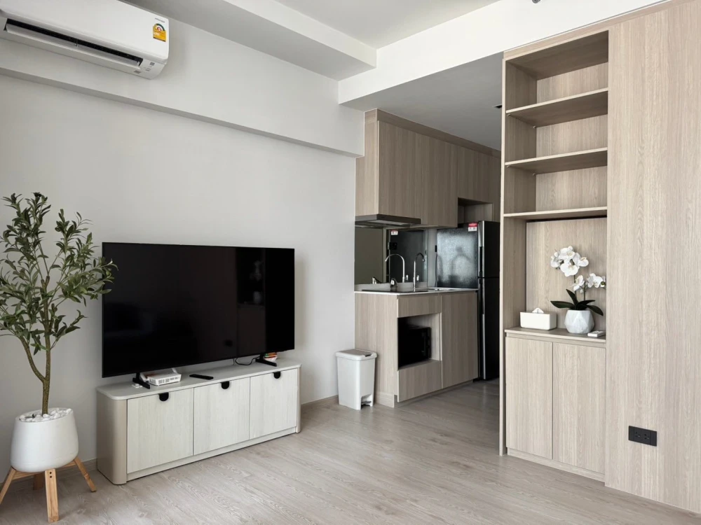 For rent: Referance Sathorn - Wongwianyai. Studio room with a beautiful layout, walk-in closet, and complete furnishings. Fully furnished and decorate
