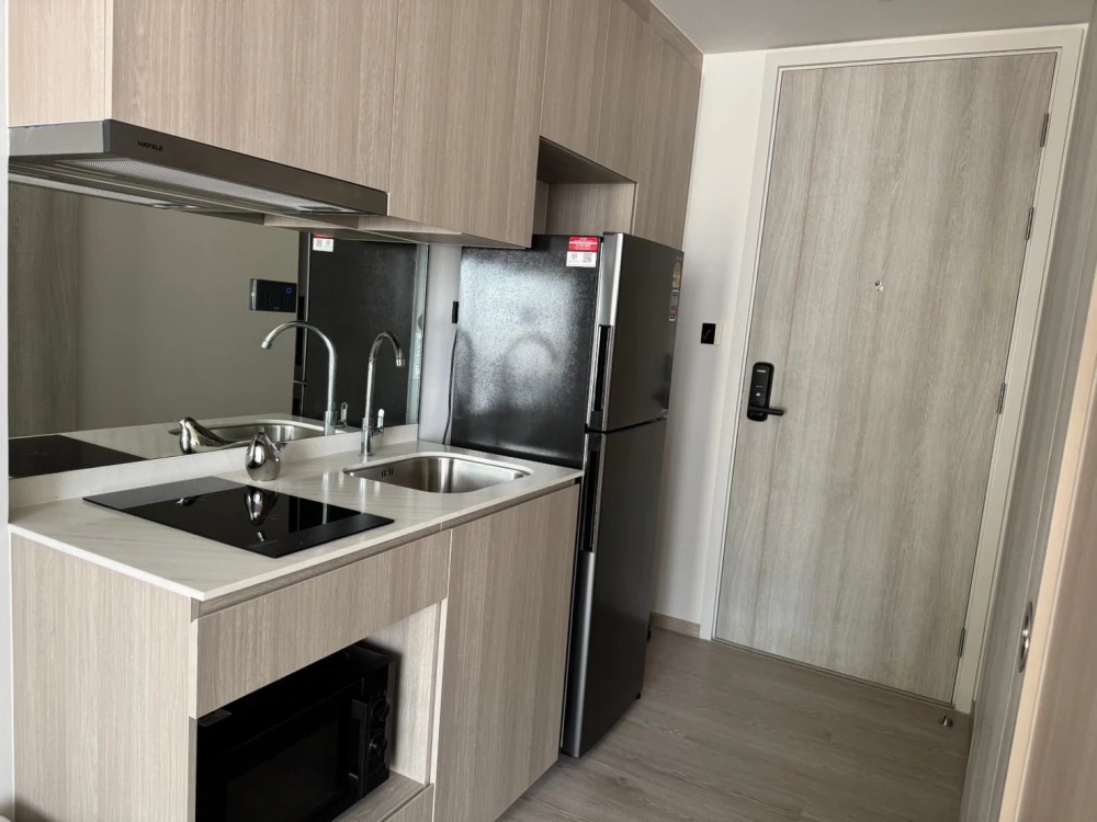 For rent: Referance Sathorn - Wongwianyai. Studio room with a beautiful layout, walk-in closet, and complete furnishings. Fully furnished and decorate