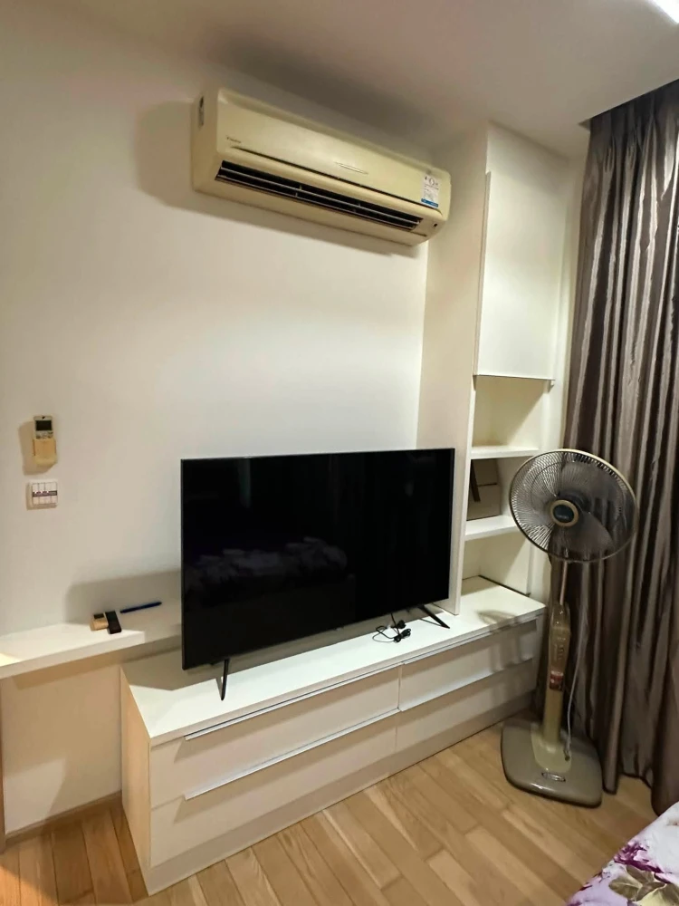 For rent: Siri At Sukhumvit, 1 Bedroom unit on the 9th floor. Spacious living area, everything you need is here. Book now, don't miss out!