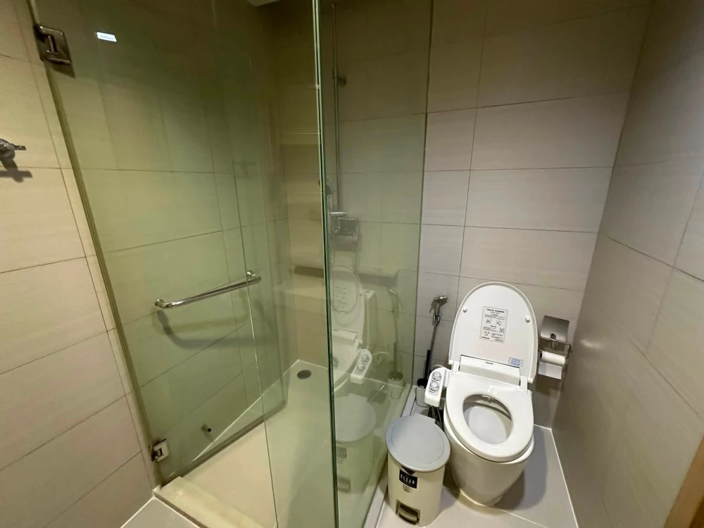 For rent: Siri At Sukhumvit, 1 Bedroom unit on the 9th floor. Spacious living area, everything you need is here. Book now, don't miss out!