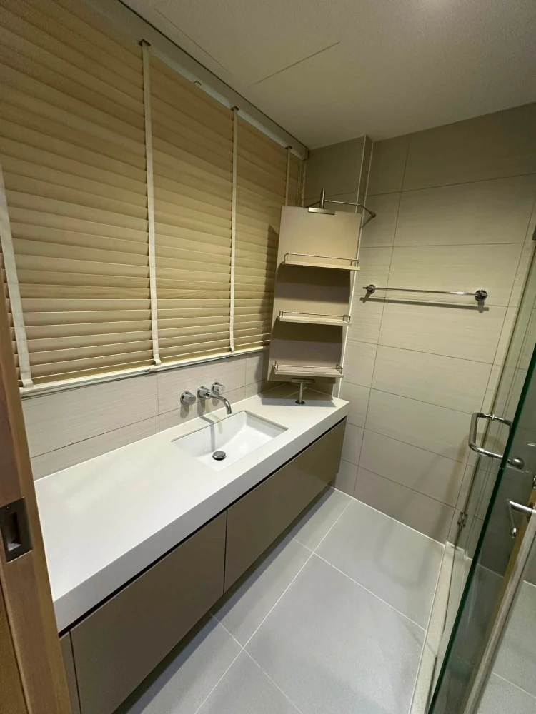 For rent: Siri At Sukhumvit, 1 Bedroom unit on the 9th floor. Spacious living area, everything you need is here. Book now, don't miss out!