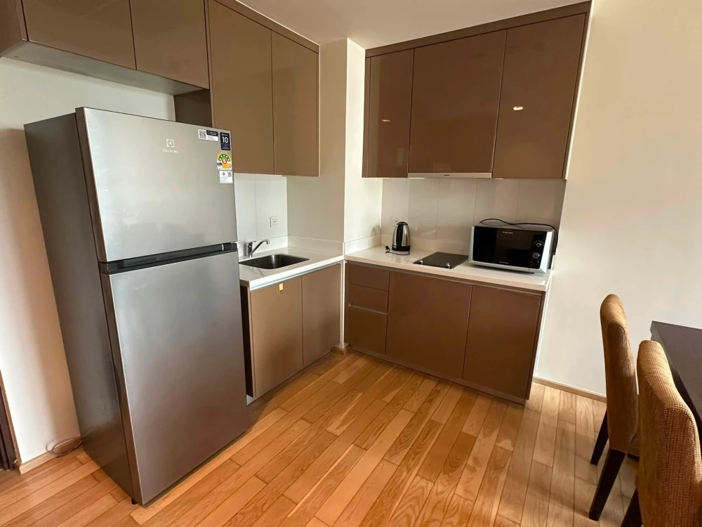 For rent: Siri At Sukhumvit, 1 Bedroom unit on the 9th floor. Spacious living area, everything you need is here. Book now, don't miss out!