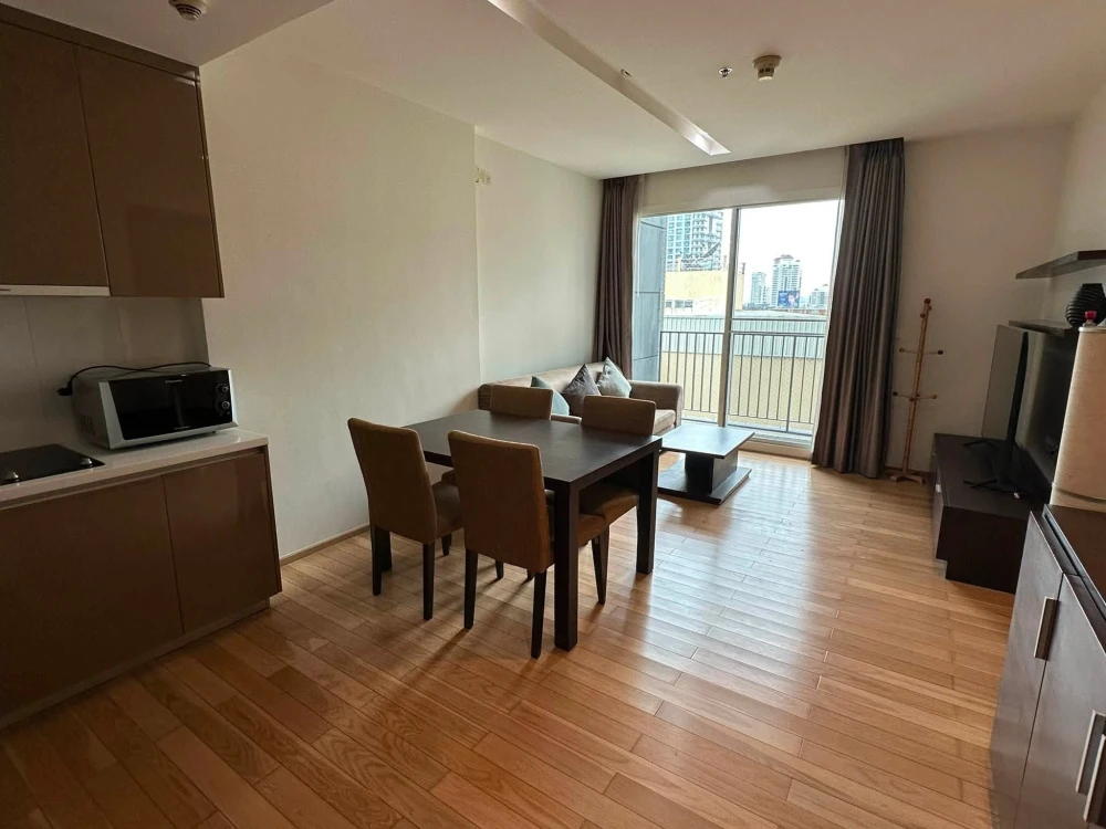 For rent: Siri At Sukhumvit, 1 Bedroom unit on the 9th floor. Spacious living area, everything you need is here. Book now, don't miss out!