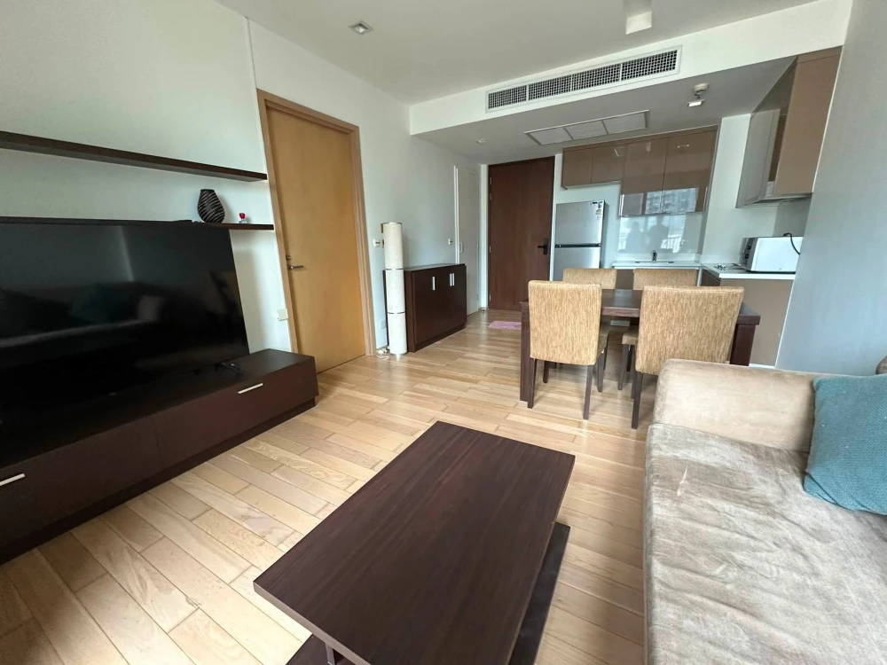 For rent: Siri At Sukhumvit, 1 Bedroom unit on the 9th floor. Spacious living area, everything you need is here. Book now, don't miss out!