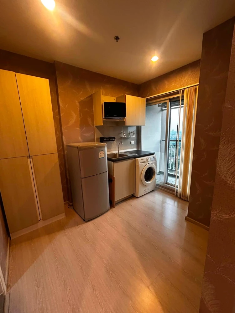 For Rent: Aspire Sathorn-Taksin Timber Zone Condo. A lovely unit with wallpaper throughout. Don't miss out!