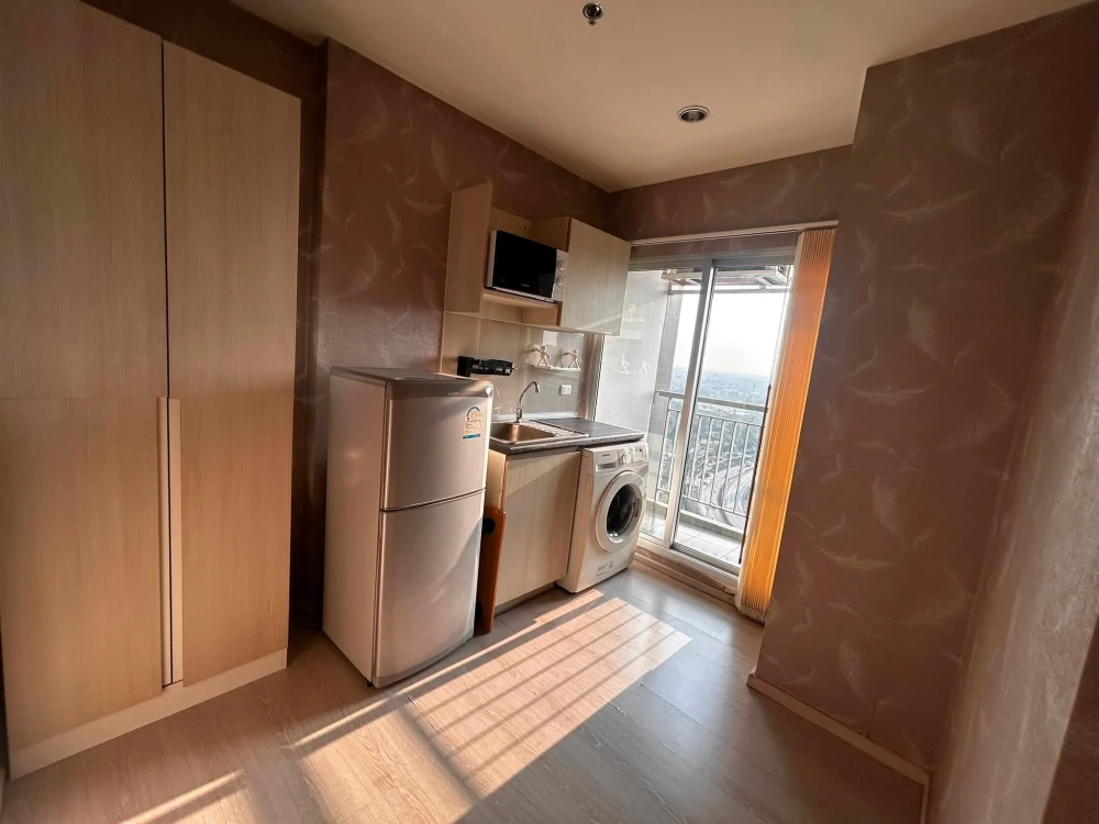 For Rent: Aspire Sathorn-Taksin Timber Zone Condo. A lovely unit with wallpaper throughout. Don't miss out!
