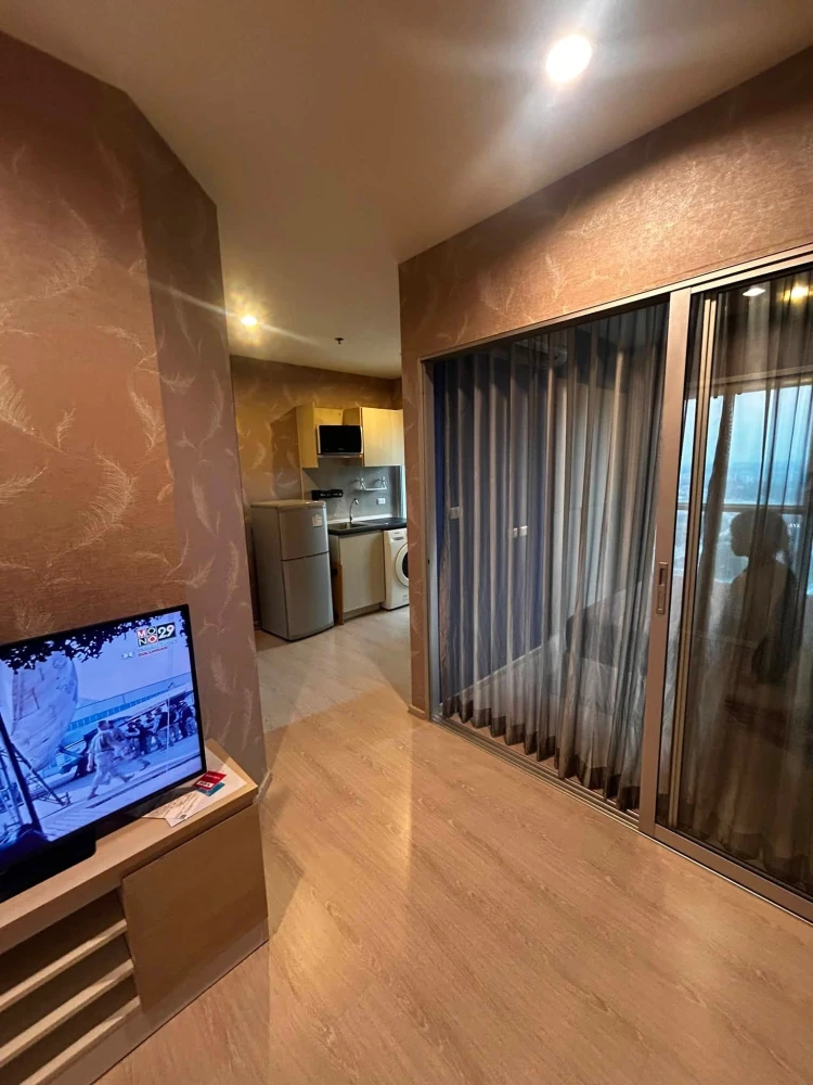 For Rent: Aspire Sathorn-Taksin Timber Zone Condo. A lovely unit with wallpaper throughout. Don't miss out!