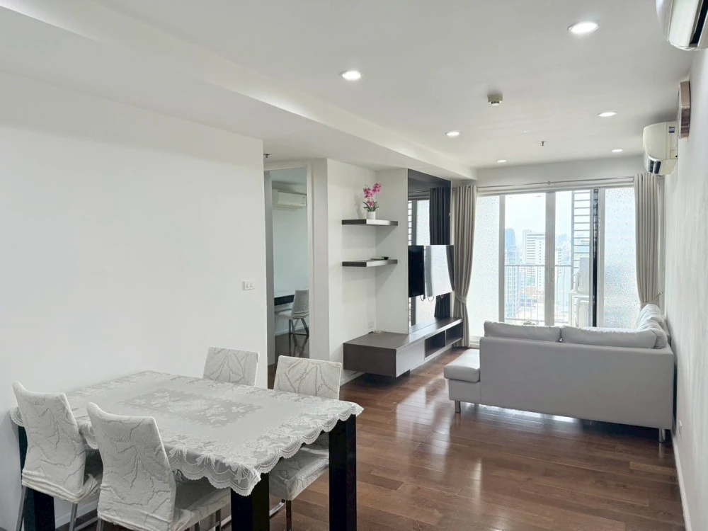 For rent: 15 Sukhumvit Residences, spacious room, lots of space, comes with a large balcony for catching the breeze, beautiful view, don't miss it.