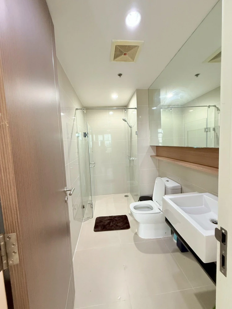 For rent: 15 Sukhumvit Residences, spacious room, lots of space, comes with a large balcony for catching the breeze, beautiful view, don't miss it.