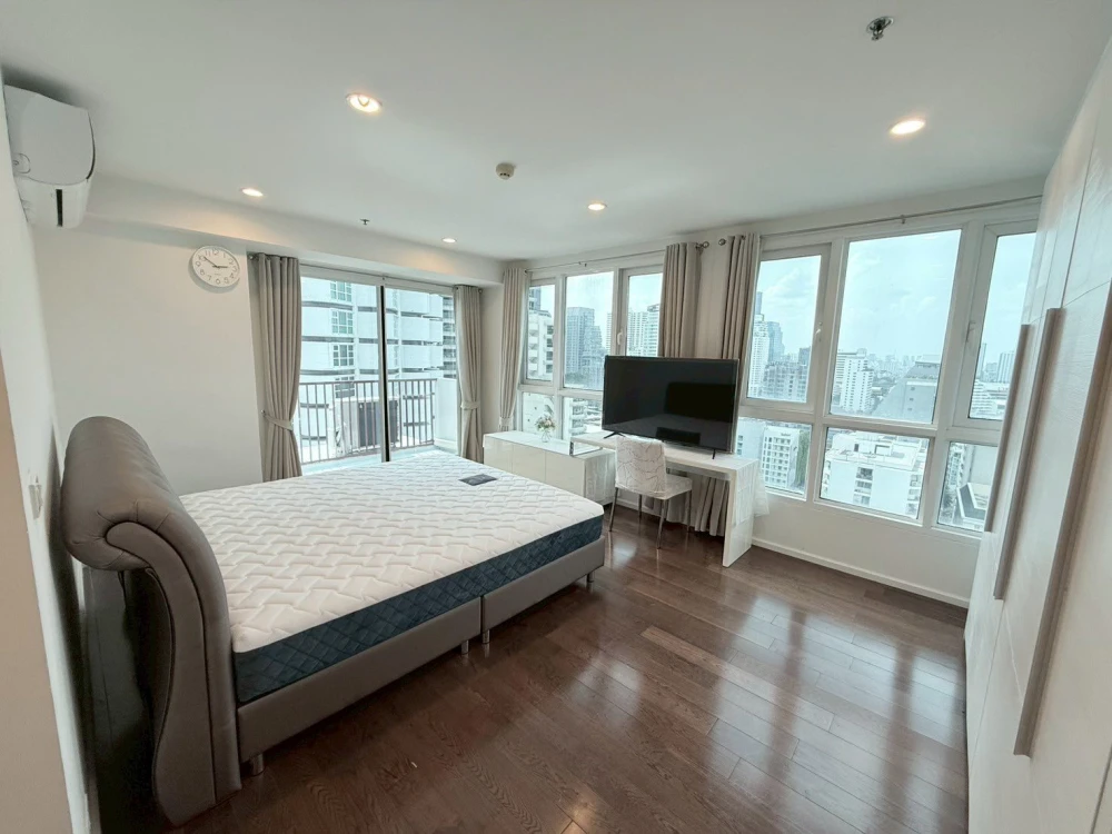For rent: 15 Sukhumvit Residences, spacious room, lots of space, comes with a large balcony for catching the breeze, beautiful view, don't miss it.