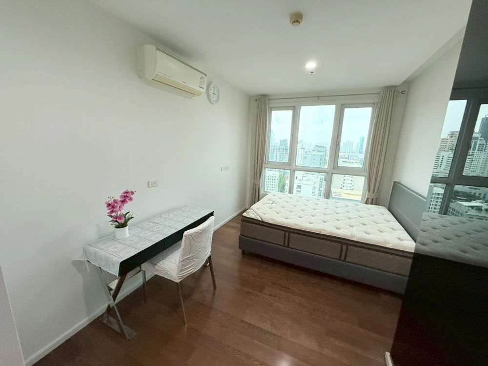 For rent: 15 Sukhumvit Residences, spacious room, lots of space, comes with a large balcony for catching the breeze, beautiful view, don't miss it.