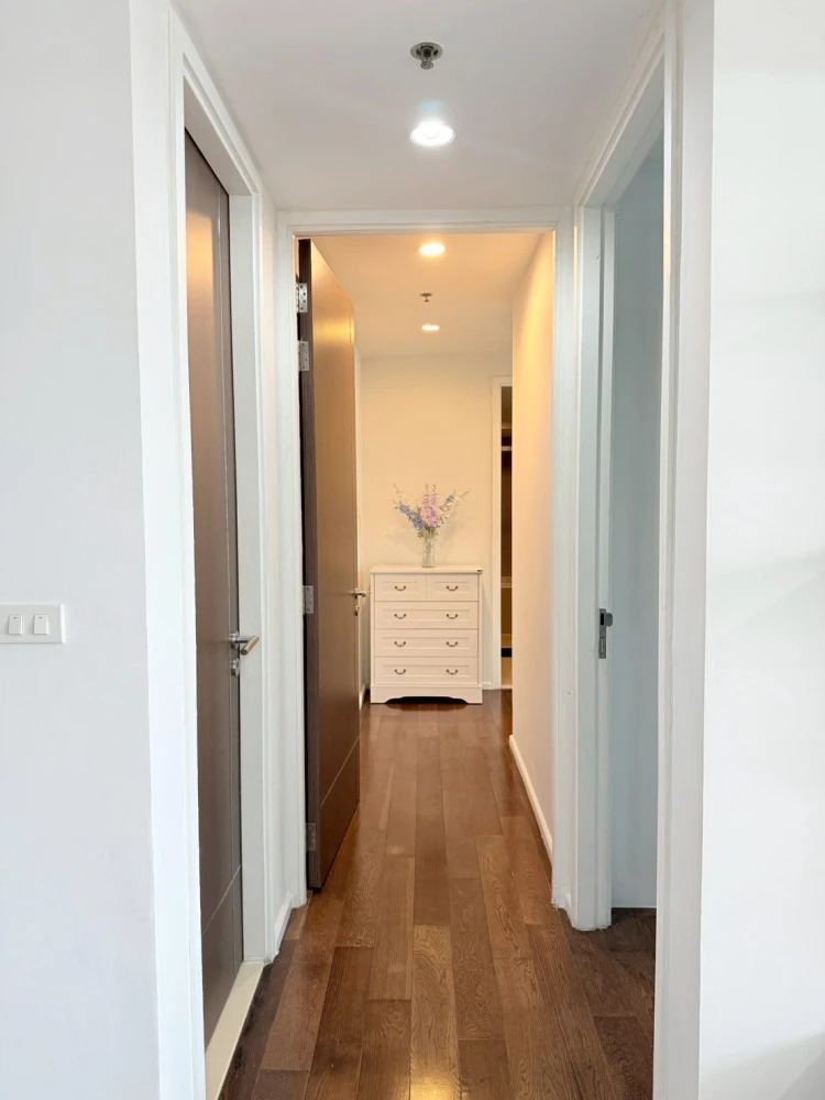 For rent: 15 Sukhumvit Residences, spacious room, lots of space, comes with a large balcony for catching the breeze, beautiful view, don't miss it.