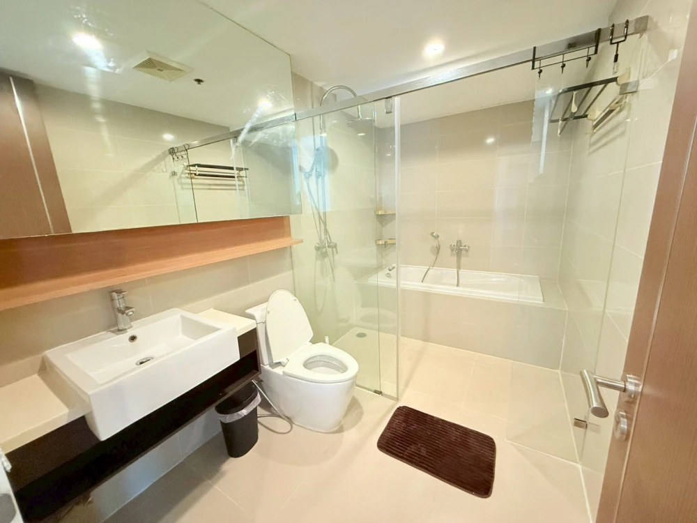 For rent: 15 Sukhumvit Residences, spacious room, lots of space, comes with a large balcony for catching the breeze, beautiful view, don't miss it.