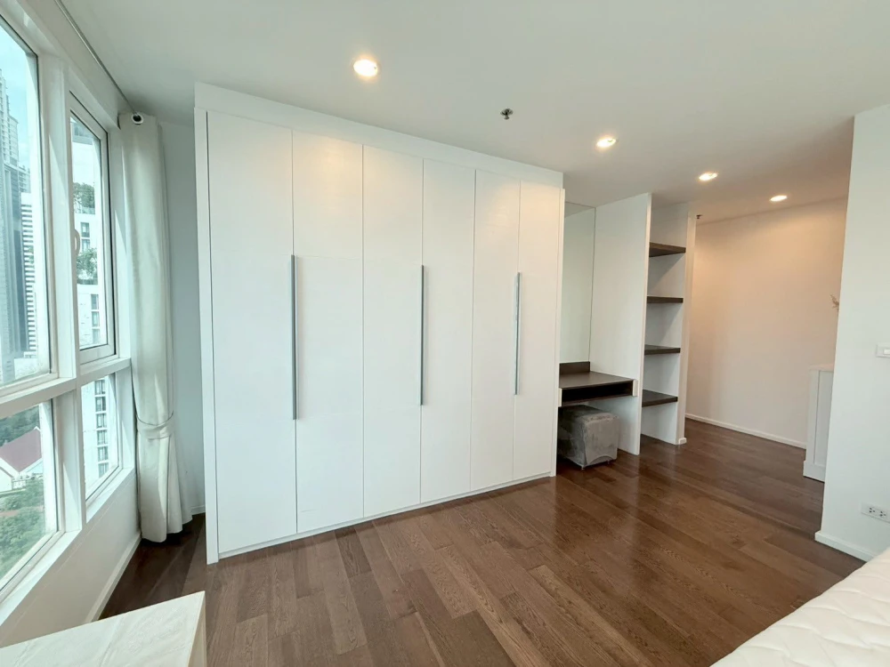 For rent: 15 Sukhumvit Residences, spacious room, lots of space, comes with a large balcony for catching the breeze, beautiful view, don't miss it.