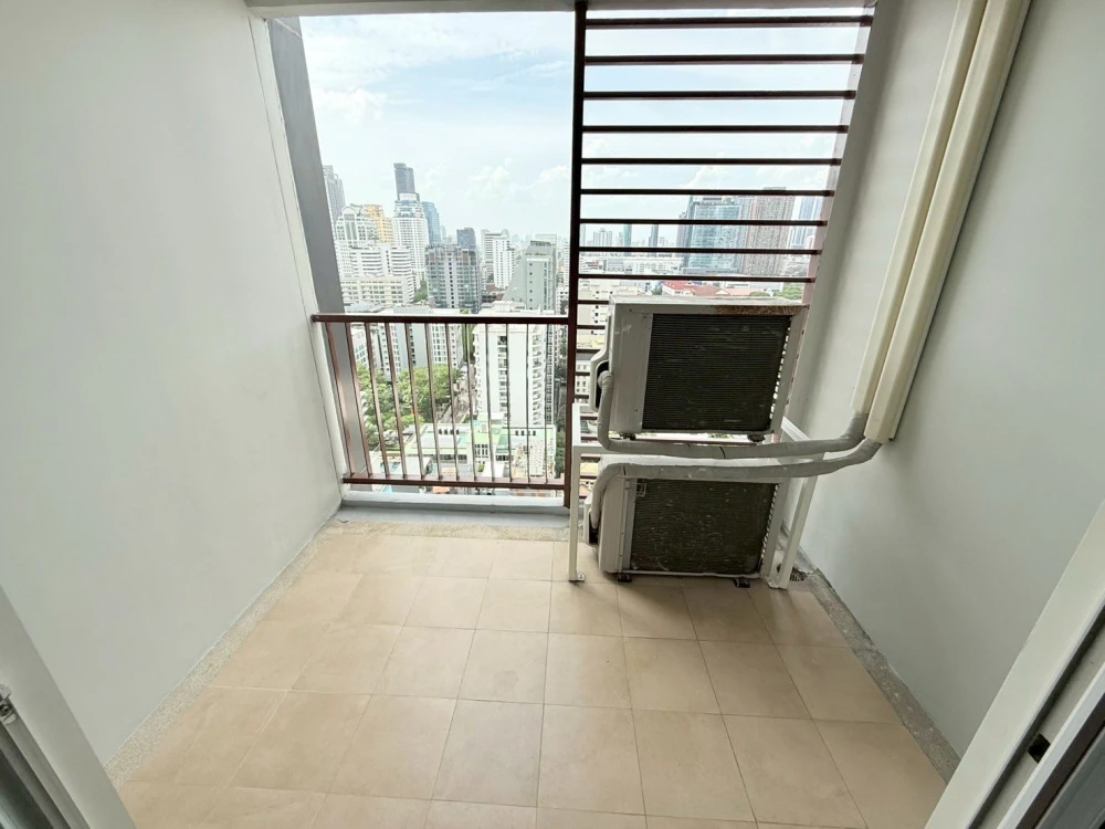 For rent: 15 Sukhumvit Residences, spacious room, lots of space, comes with a large balcony for catching the breeze, beautiful view, don't miss it.