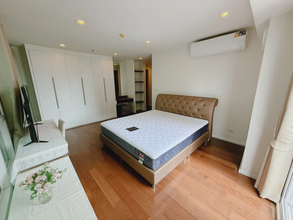 For rent: 15 Sukhumvit Residences, spacious room, lots of space, comes with a large balcony for catching the breeze, beautiful view, don't miss it.