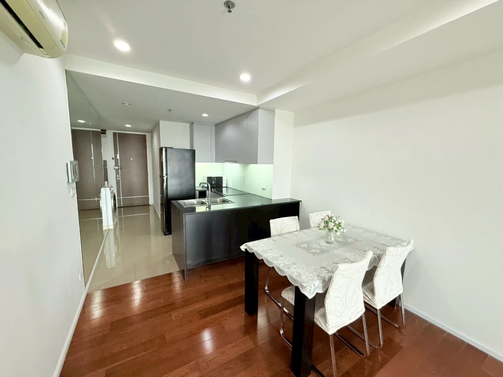 For rent: 15 Sukhumvit Residences, spacious room, lots of space, comes with a large balcony for catching the breeze, beautiful view, don't miss it.