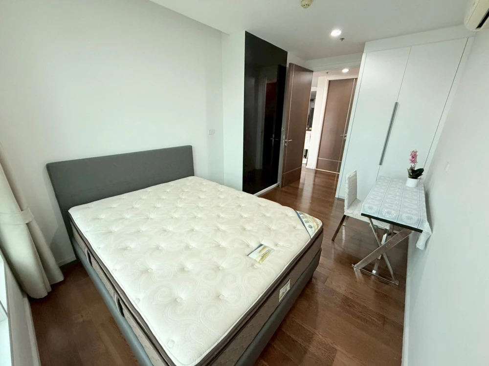 For rent: 15 Sukhumvit Residences, spacious room, lots of space, comes with a large balcony for catching the breeze, beautiful view, don't miss it.