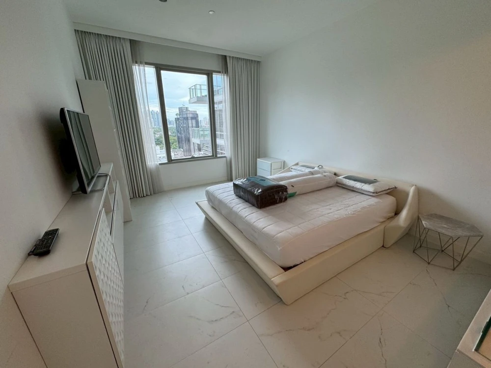 For rent: 185 Rajadamri, 15th floor, spacious room, comfortable living, fully furnished, book now, don't miss out.