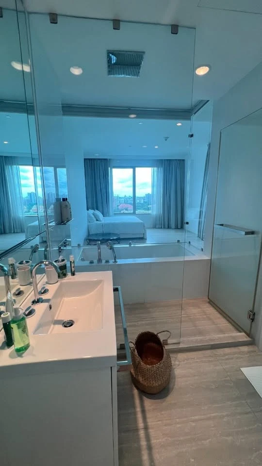 For rent 185 Ratchadamri, high floor, spacious, ready to move in, fully furnished, reserve now.