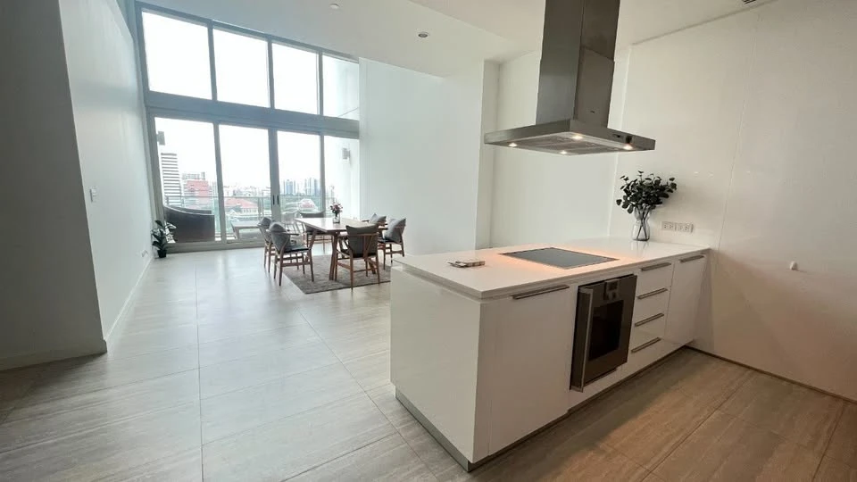 For rent 185 Ratchadamri, high floor, spacious, ready to move in, fully furnished, reserve now.