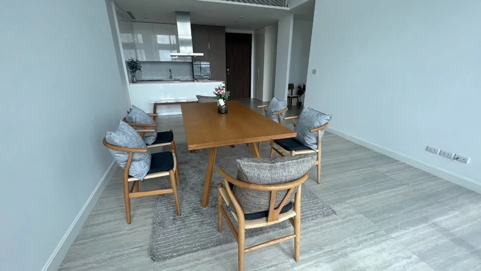 For rent 185 Ratchadamri, high floor, spacious, ready to move in, fully furnished, reserve now.