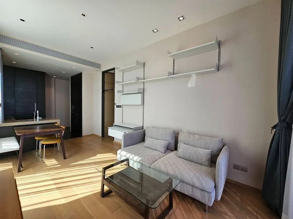 For rent: 28 Chidlom, corner room, quiet, not crowded, with a spacious area, very comfortable, book now and you won't be disappointed.
