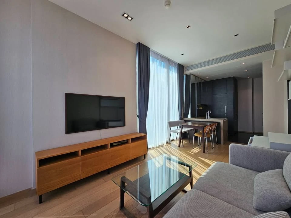 For rent: 28 Chidlom, corner room, quiet, not crowded, with a spacious area, very comfortable, book now and you won't be disappointed.